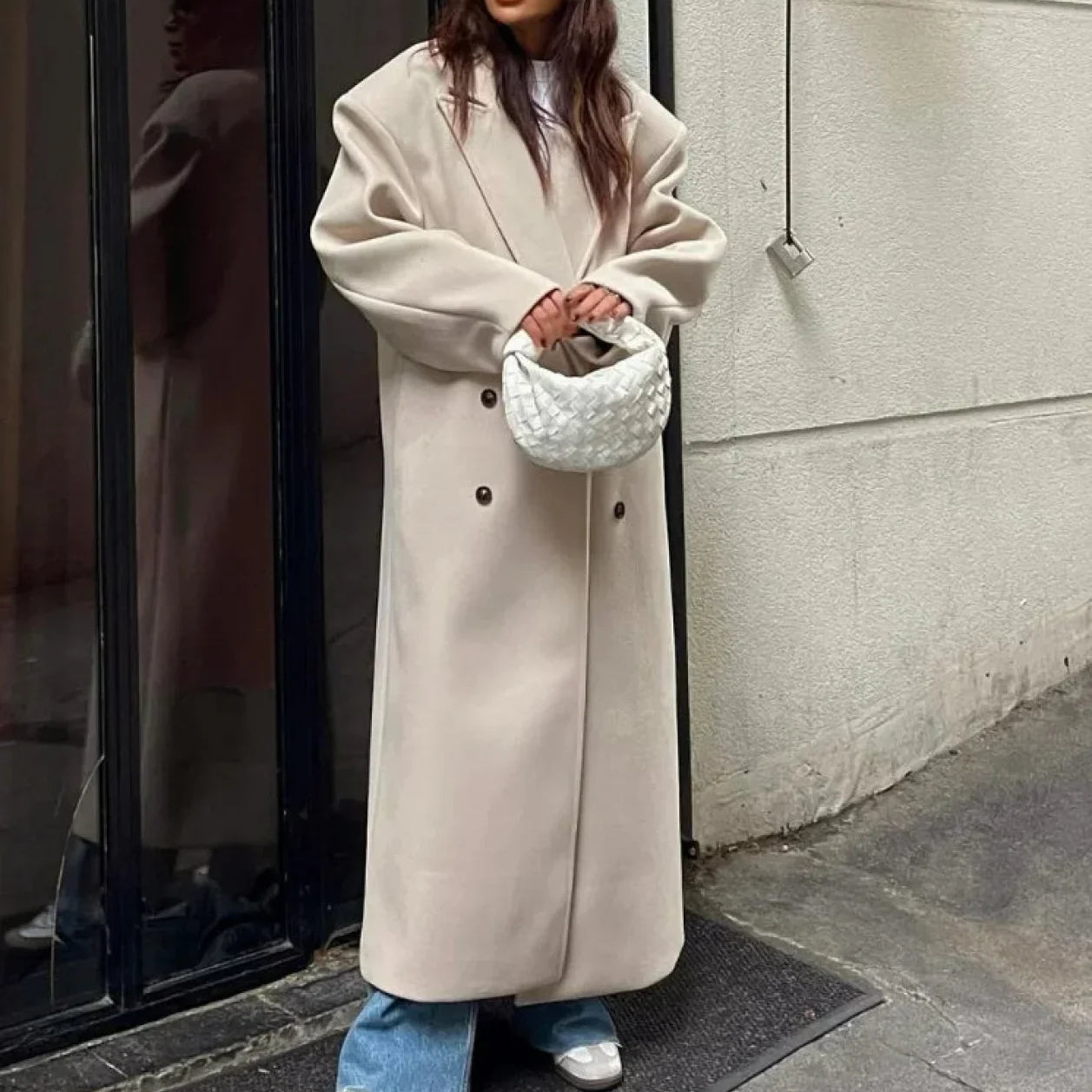 Soprabito doppiopetto in lana con risvolto e spalline imbottite