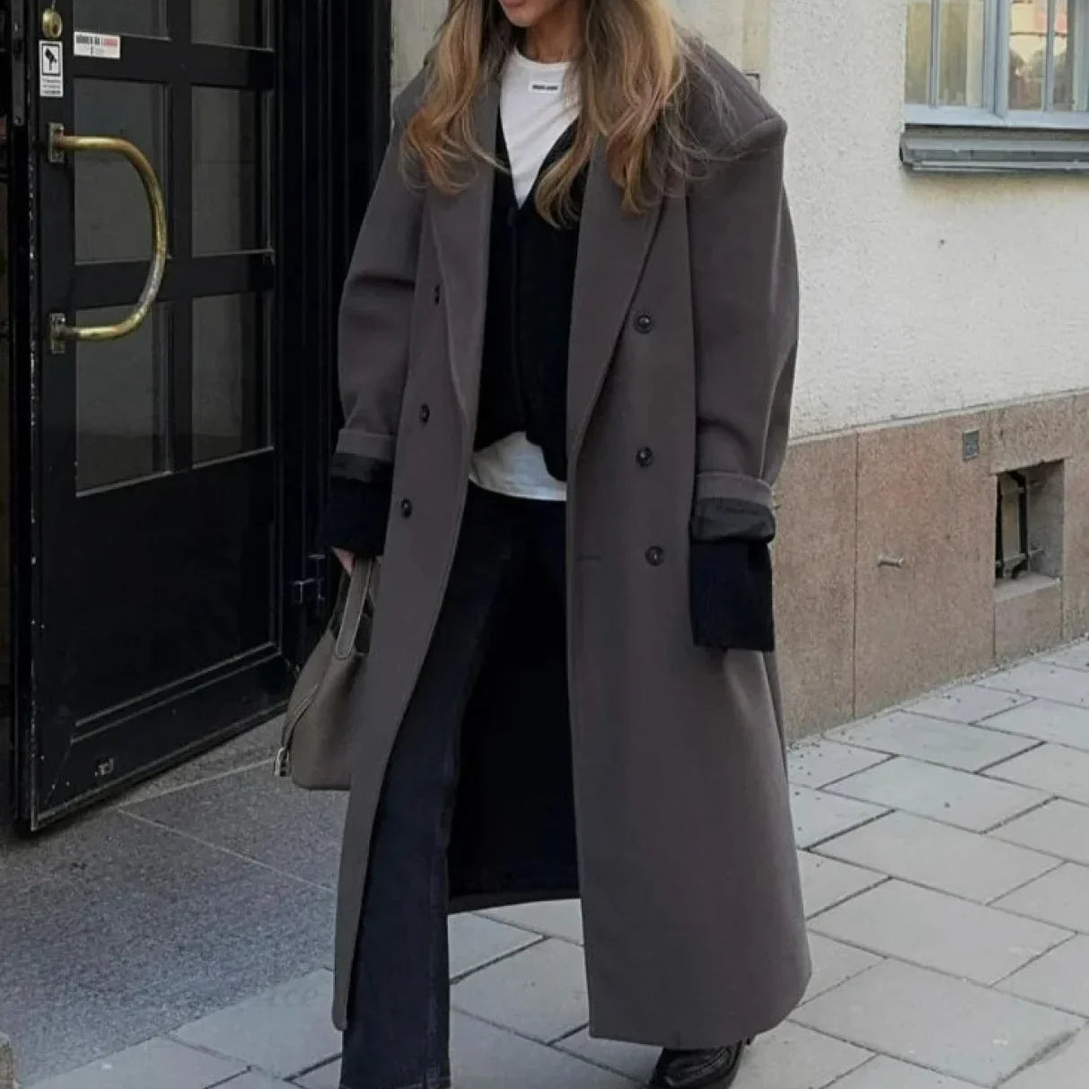 Soprabito doppiopetto in lana con risvolto e spalline imbottite