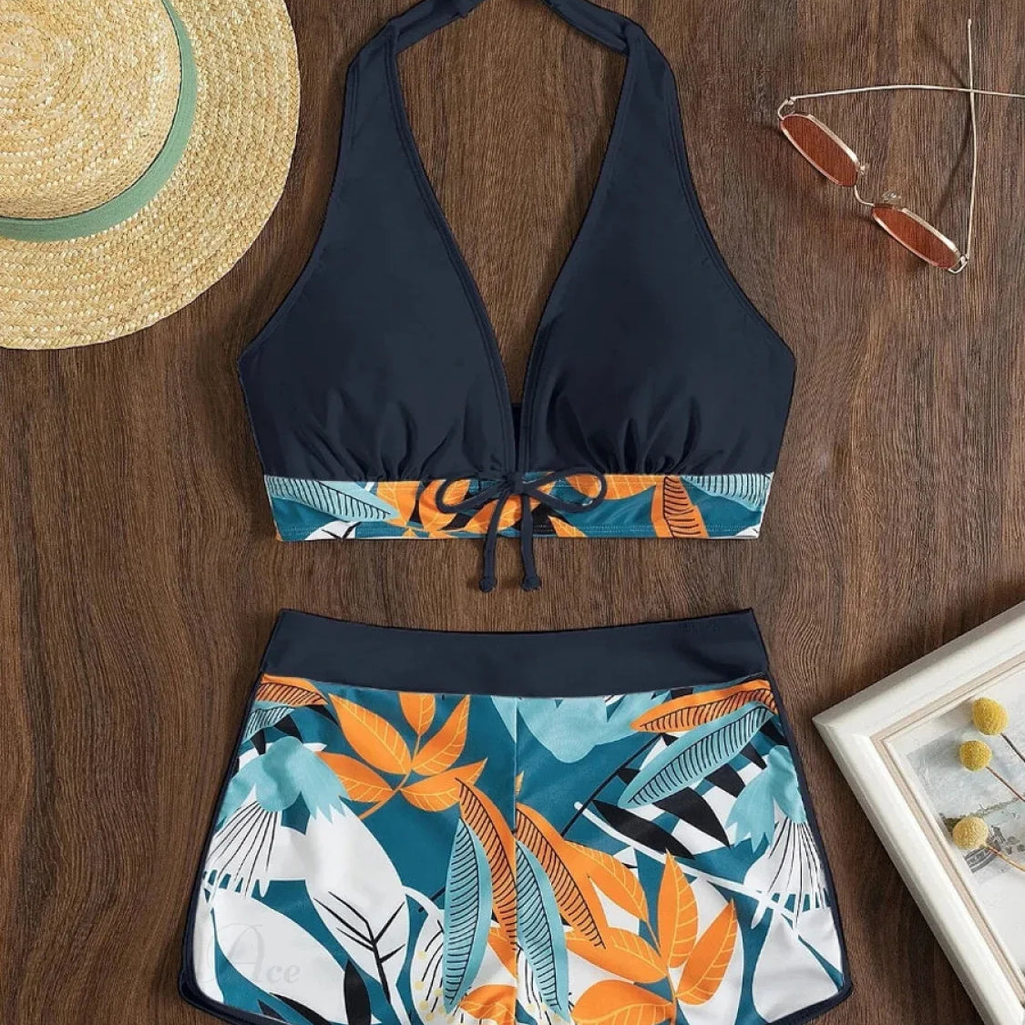 Completo due pezzi con nodo anteriore e stampa a foglie