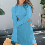 Mini abito aderente con vita tagliata e maniche lunghe