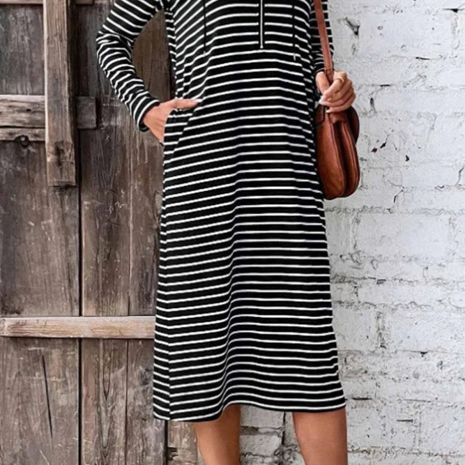 Abito con cappuccio a maniche lunghe e righe