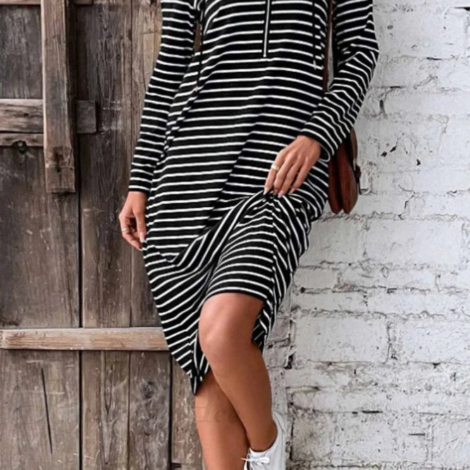 Abito con cappuccio a maniche lunghe e righe