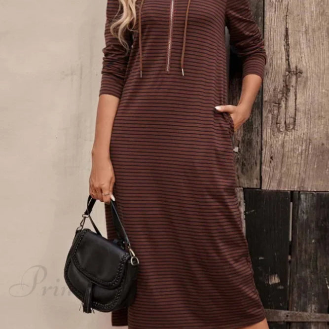 Abito con cappuccio a maniche lunghe e righe