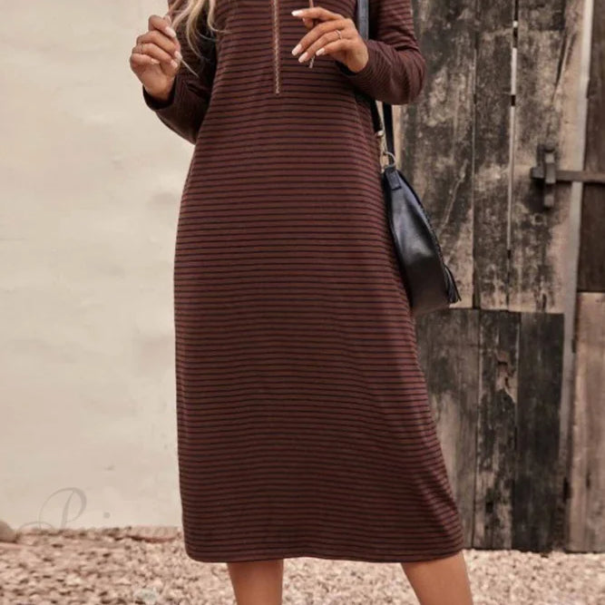 Abito con cappuccio a maniche lunghe e righe