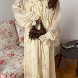 Abito lungo aderente con scollo a V in rete e volant