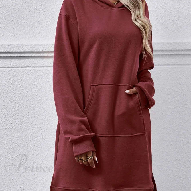 Abito midi con cappuccio e spacco sulla tasca