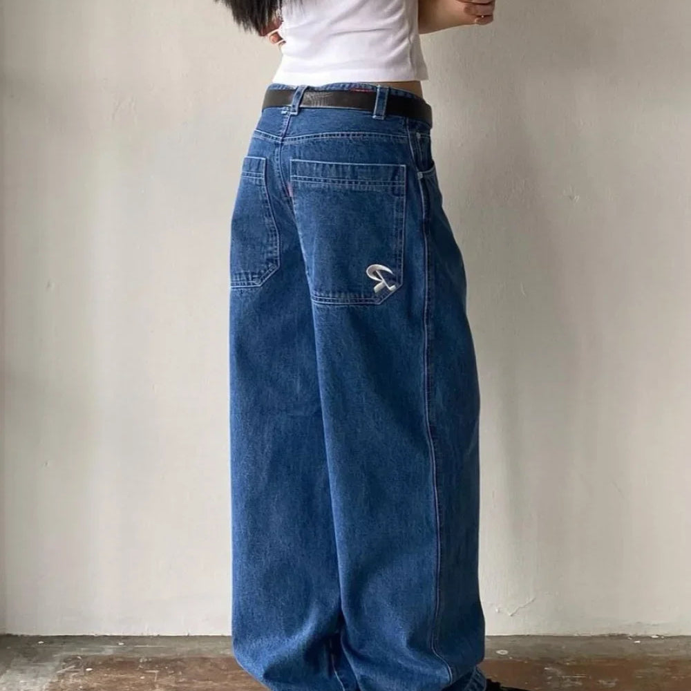 Jeans a gamba larga e rilassati con ricamo tascabile minimalista