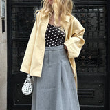 Cappotto di media lunghezza con cintura in vita, tinta unita e minimalista