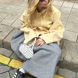 Cappotto di media lunghezza con cintura in vita, tinta unita e minimalista