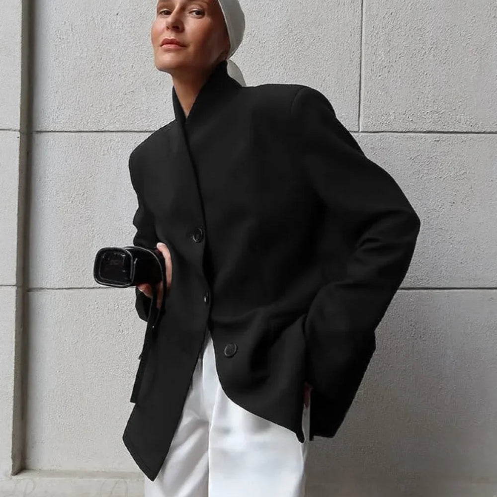 Cappotto elegante e rilassato con scollo a V bianco minimalista