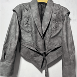 Giacca in pelle da donna – Taglio aderente – Collo a scialle – Cintura in vita – Spalle con lacci