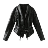 Giacca in pelle da donna – Taglio aderente – Collo a scialle – Cintura in vita – Spalle con lacci