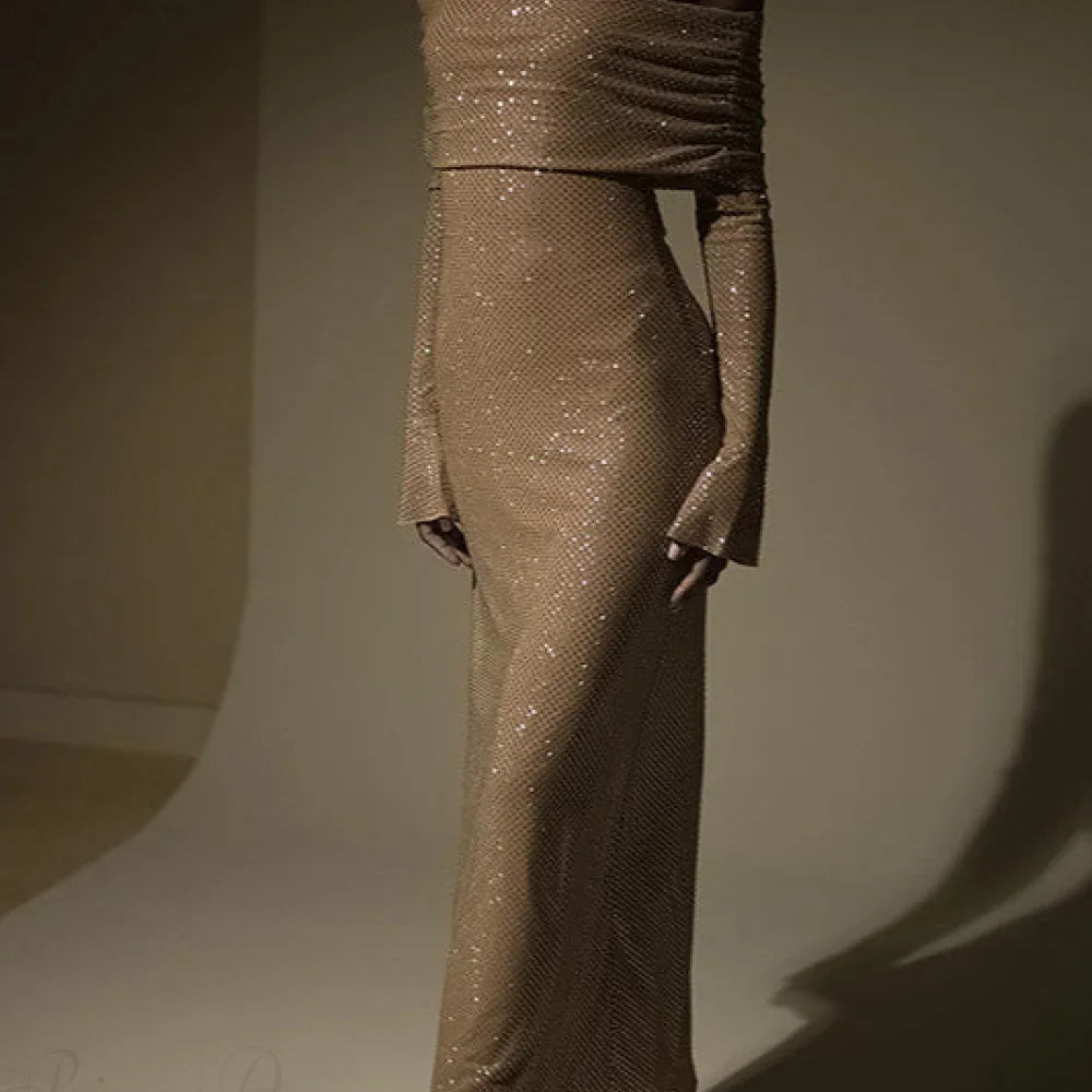 Abito da festa lungo aderente con scollo a V e paillettes