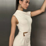 Abito lungo elegante aderente con spalle scoperte e arricciature beige