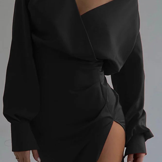 Abito in raso con spalle scoperte e drappeggio arricciato