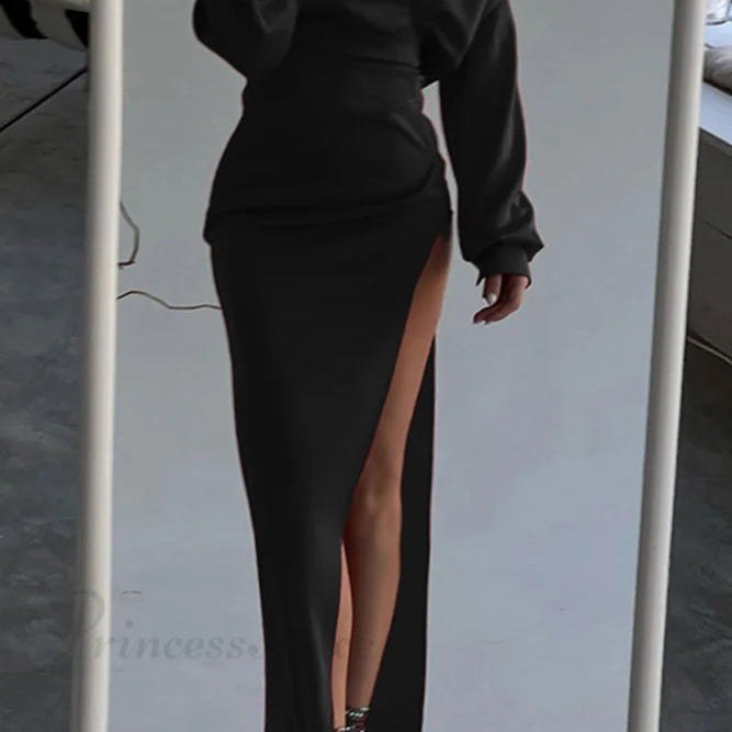 Abito in raso con spalle scoperte e drappeggio arricciato