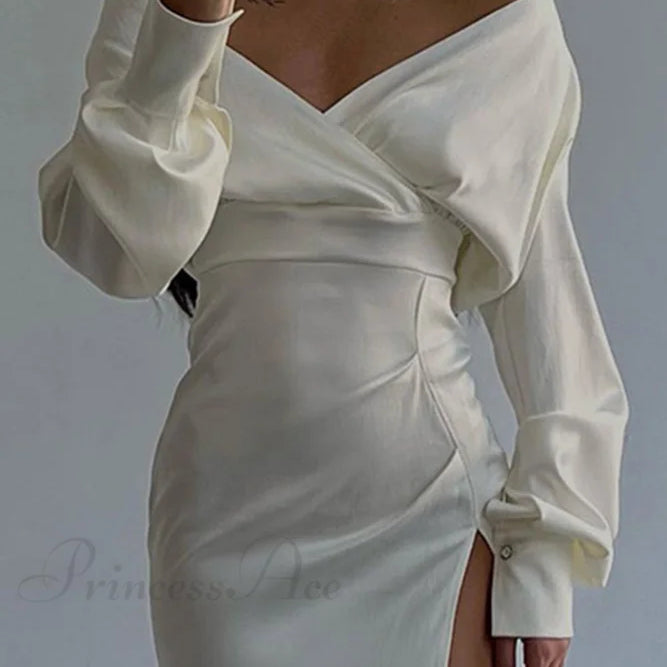 Abito in raso con spalle scoperte e drappeggio arricciato