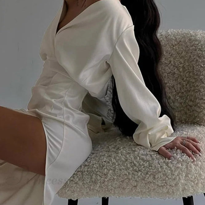 Abito in raso con spalle scoperte e drappeggio arricciato