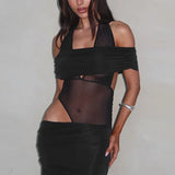 Abito lungo aderente con spalle scoperte e scollo a V