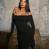 Abito lungo elegante aderente con spalle scoperte e lacci