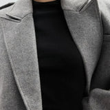 Blazer di lana con spalline e revers a lancia oversize