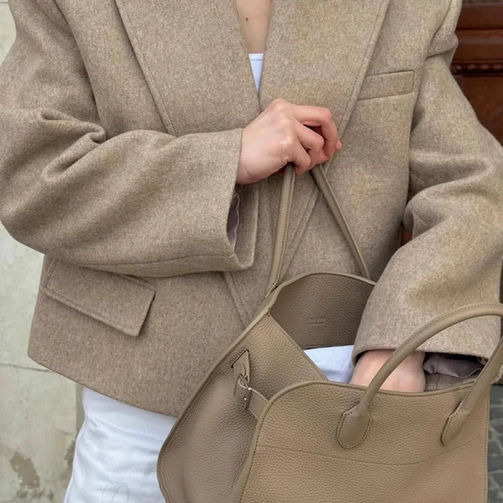 Blazer di lana con spalline e revers a lancia oversize