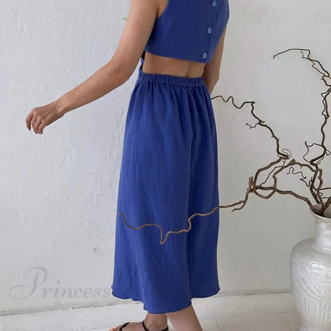 Abito canotta plissettato con chiusura monopetto e vita scoperta