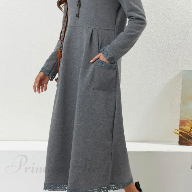 Abito con orlo in pizzo e tasche