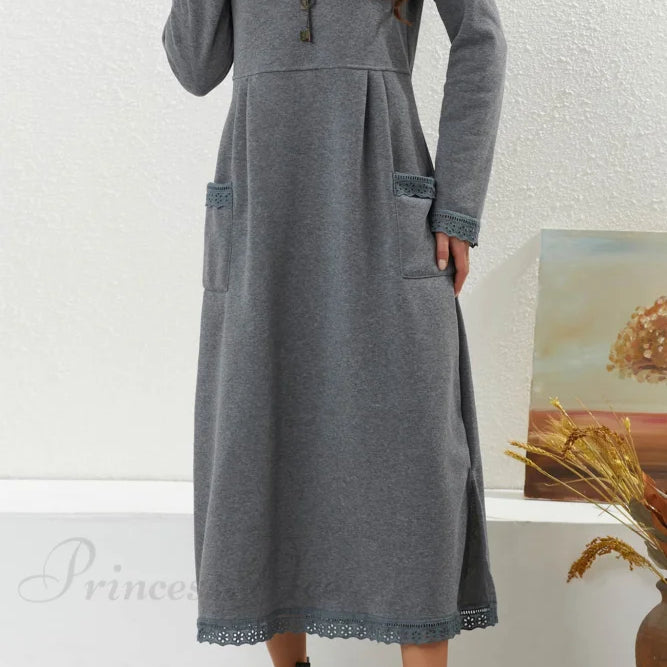 Abito con orlo in pizzo e tasche