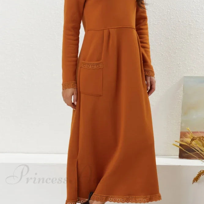 Abito con orlo in pizzo e tasche