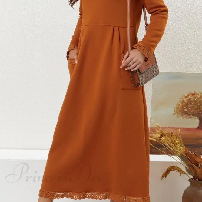 Abito con orlo in pizzo e tasche