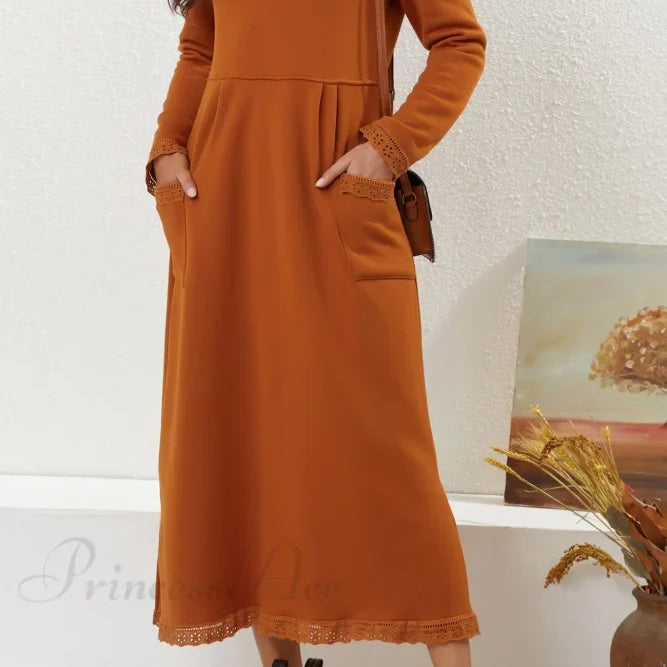 Abito con orlo in pizzo e tasche