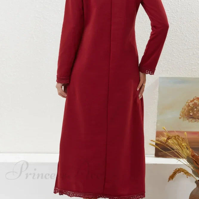 Abito con orlo in pizzo e tasche