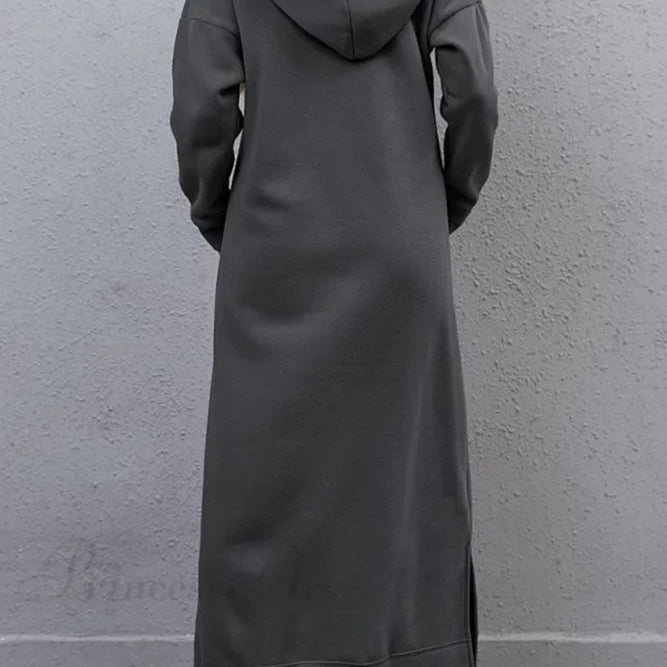 Abito con cappuccio e spacchi sull'orlo con tasche