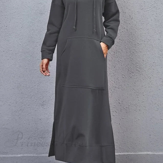 Abito con cappuccio e spacchi sull'orlo con tasche