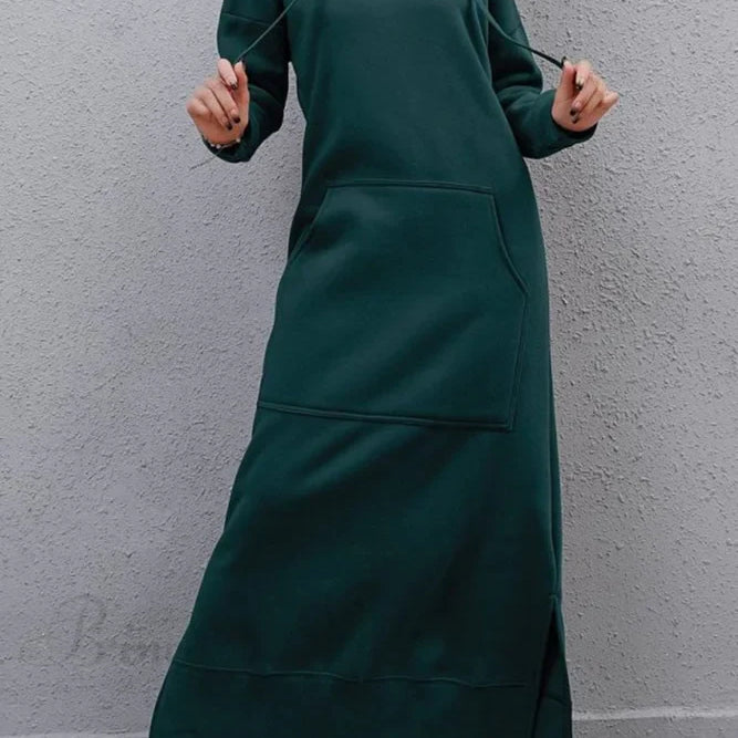 Abito con cappuccio e spacchi sull'orlo con tasche