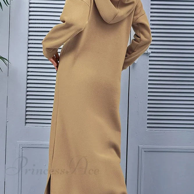 Abito con cappuccio e spacchi sull'orlo con tasche