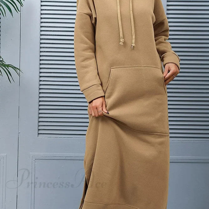 Abito con cappuccio e spacchi sull'orlo con tasche