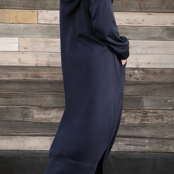 Abito con cappuccio e spacchi sull'orlo con tasche