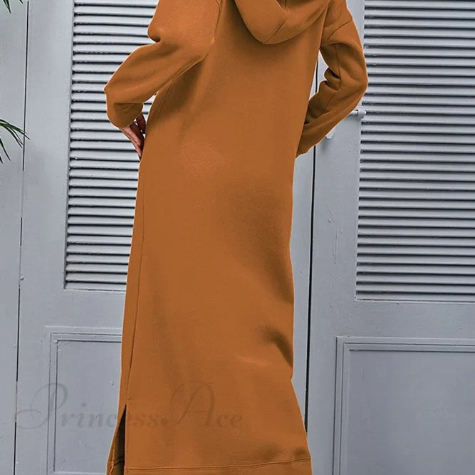 Abito con cappuccio e spacchi sull'orlo con tasche