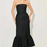 Abito lungo senza spalline con spalle scoperte e pois