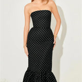 Abito lungo senza spalline con spalle scoperte e pois