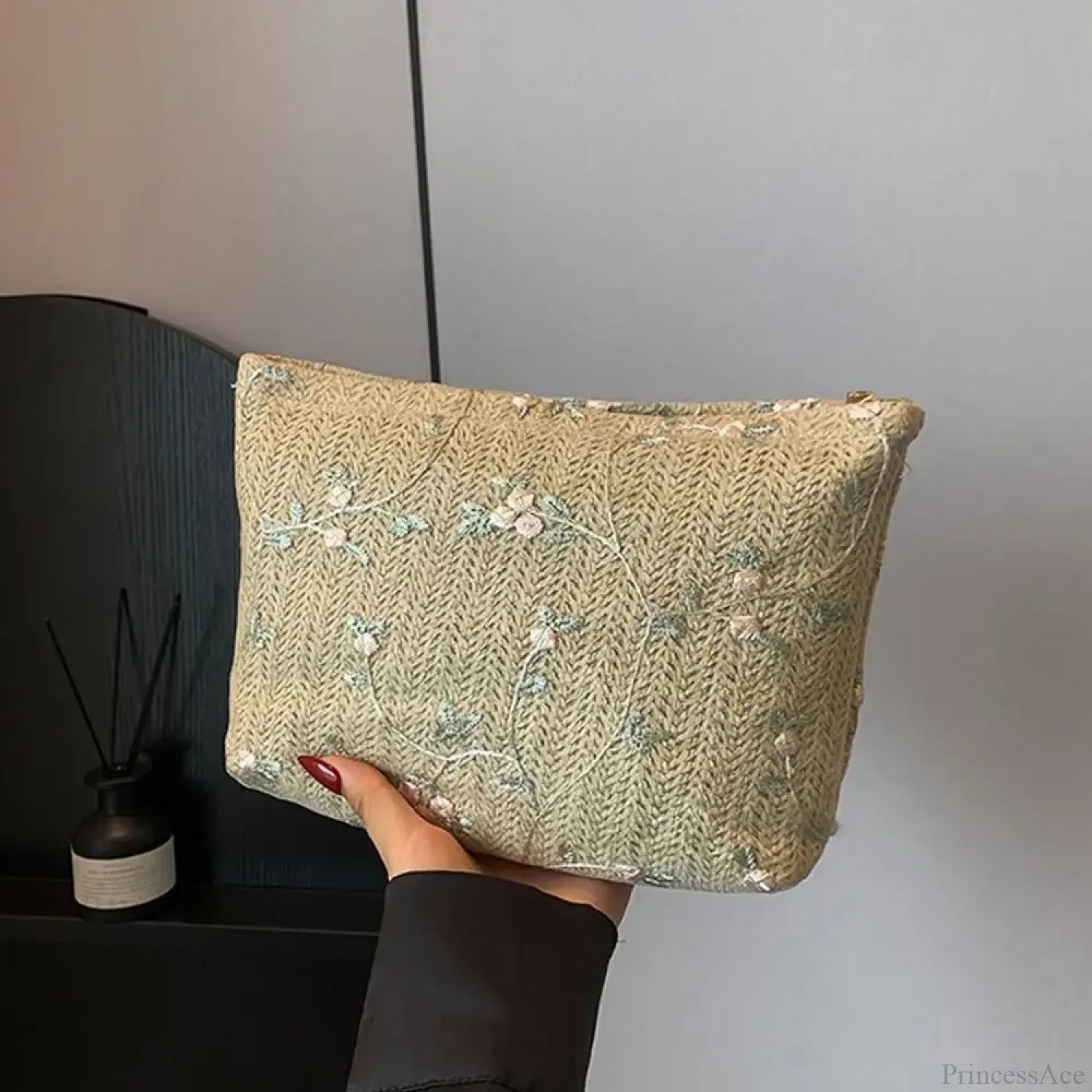 Pochette da polso in paglia di rattan