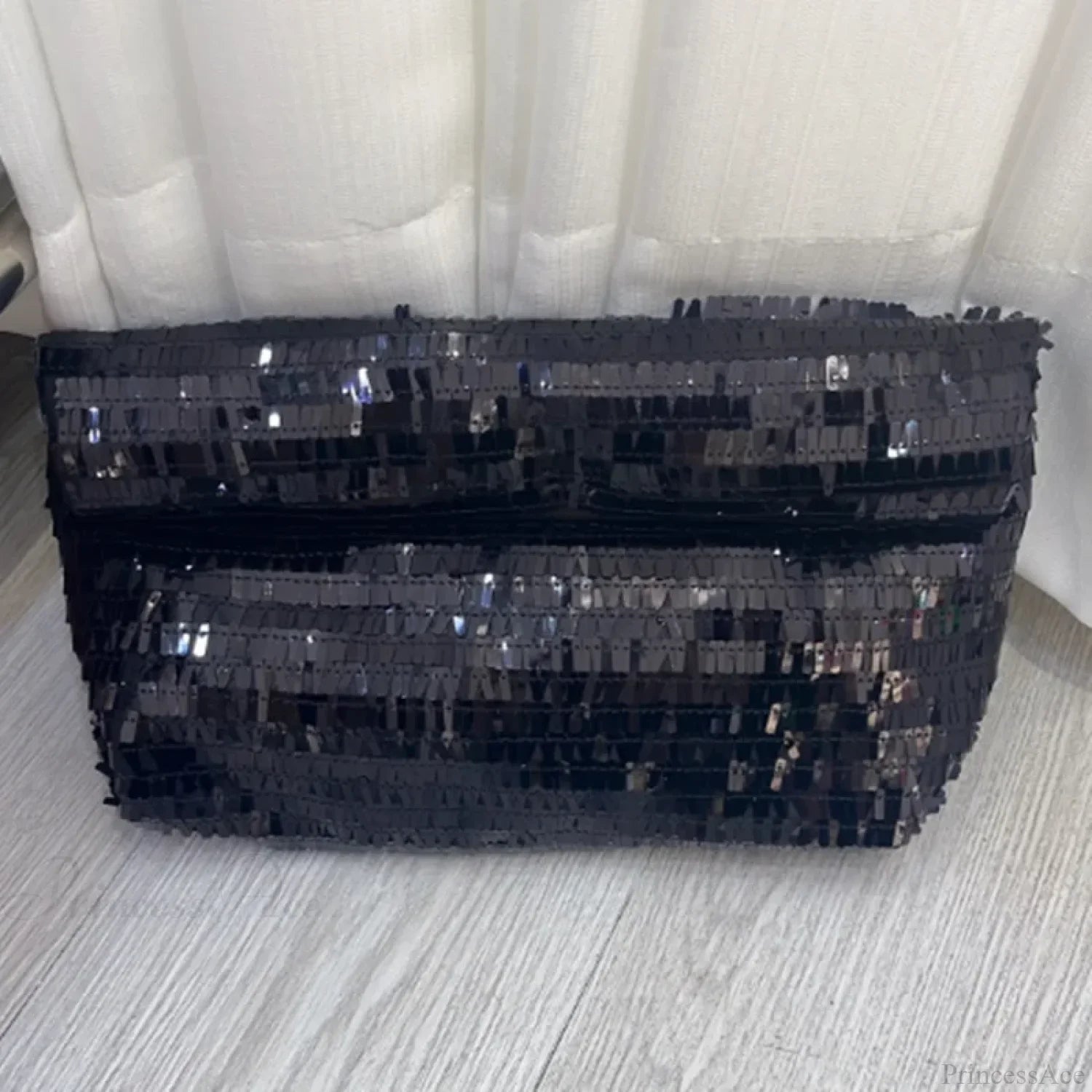 Pochette da polso in pelle con paillettes rosse