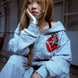 Felpa con cappuccio con stampa 3D ricamata a forma di cuore e catena, vestibilità rilassata