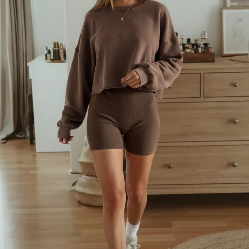 Completo due pezzi con top corto a coste retrò