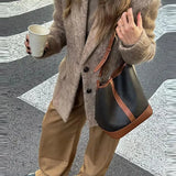 Soprabito retrò in lana con bottoni e risvolto