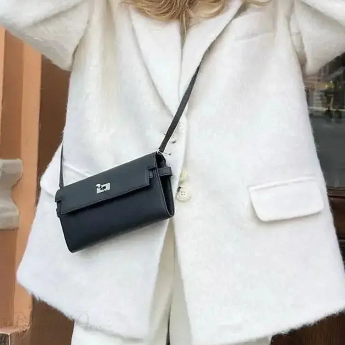 Soprabito retrò in lana con bottoni e risvolto