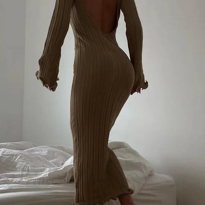 Abito in maglia a coste con maniche lunghe svasate e design senza schienale