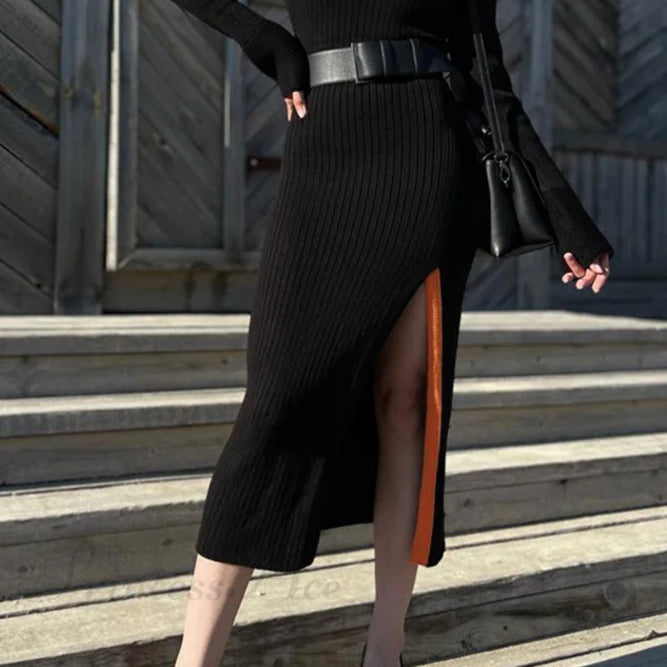 Abito in maglia a coste con spacchi laterali e contrasto